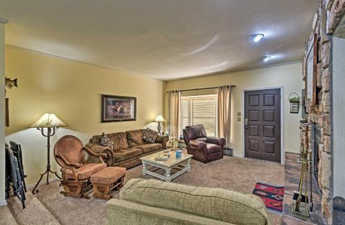 Red River House | Red River Townhome with Balcony and Mtn Views!