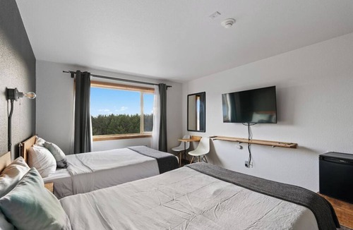 Long Beach Hotel | Relax and Unwind! Pet-friendly, Indoor Pool, Sauna, Free Parking!