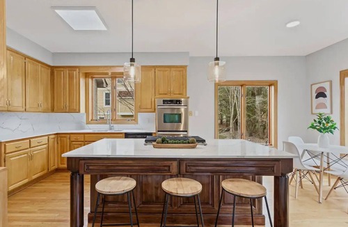 Eden Prairie House | Relax in Style in Huge House with Comfort – Perfect Short-Term Stay