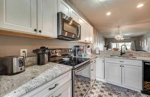 Branson West Condo | Relax Poolside! Golfer’s Oasis in Branson West