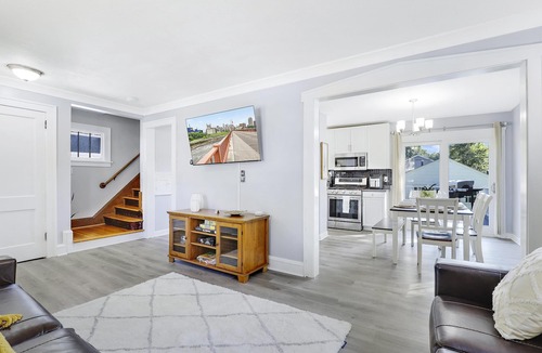 Minneapolis House | Relaxing 4-bedroom With A Nice Deck & Grill — Close to U of M