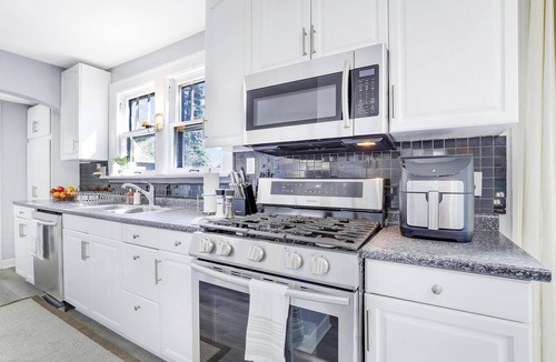 Minneapolis House | Relaxing 4-bedroom With A Nice Deck & Grill — Close to U of M
