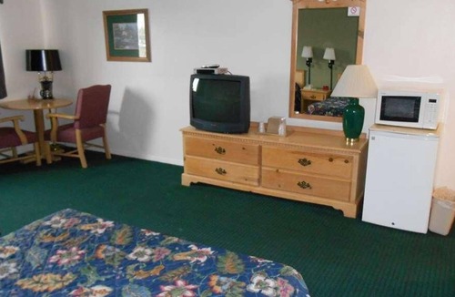 Enumclaw House | Relaxing Getaway in GuestHouse Enumclaw! 2 Pet-friendly Units, Free Parking