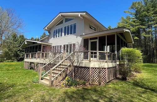 South Hero House | RELAXING ISLAND GETAWAY - WATERFRONT BEACH AND SKI HOUSE ON LAKE CHAMPLAIN