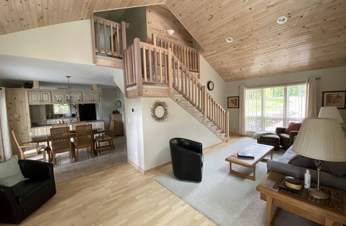 Old Forge House | Relaxing Luxury Lakefront Stay - Short walk to Town, Water Safari & Dining.