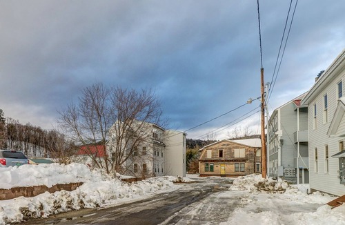 Proctorsville Condo | Renovated condo, walk to dining, on bus route to ski slopes