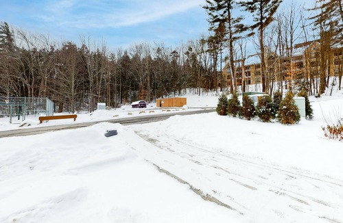 West Dover Condo | Renovated Ski-in/Ski-Out Condo w/Shared Pools, Hot Tub, Sauna & Great Location