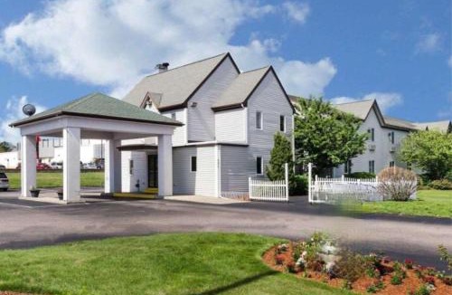 Marlborough Hotel | Residences at Solomon Pond