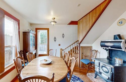 Long Beach House | Restored Victorian Home with Free High-Speed WiFi & washer&dryer