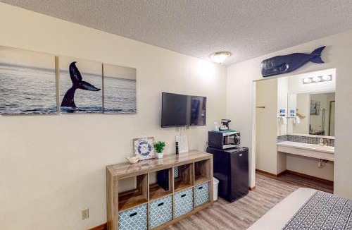 Bandon Apartment | Retro beach hideaway with fast WiFI - walk to downtown attractions
