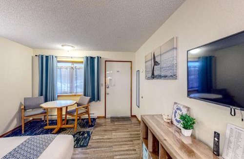 Bandon Apartment | Retro beach hideaway with fast WiFI - walk to downtown attractions