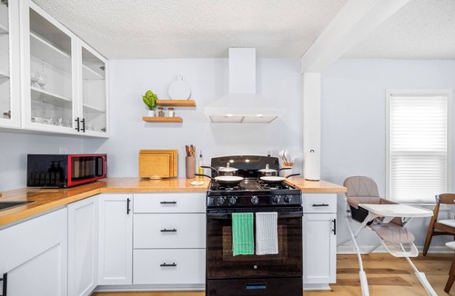 Holland House | Retro Quirky 4BR NE Minneapolis House near UMN, US Bank & Huntington Stadiums