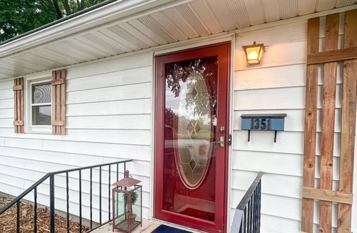 Chaska House | Retro vibes 4-bedroom home in Chaska with WiFi, AC, bike