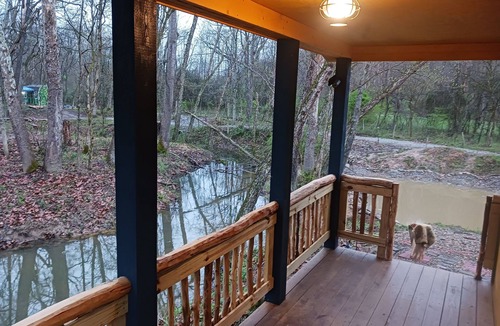 Athens Cabin | "Ridge Haus" tiny cabin on the creek at Waldbaden