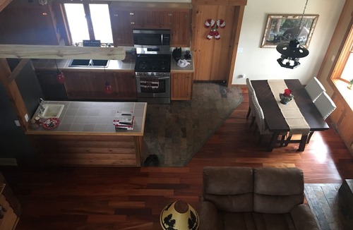 Genoa House | Ridgehaven is a peaceful, secluded cabin on 40 beautiful wooded acres