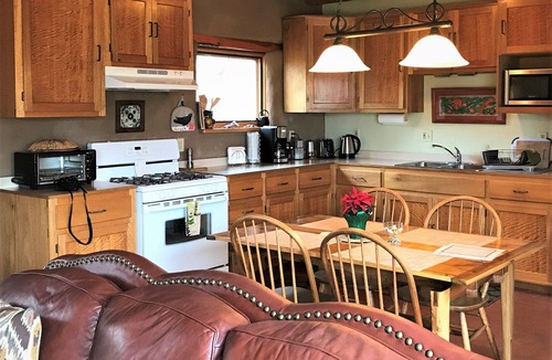 Embudo House | Rio Grande Gorge Casita- traditional adobe, hot tub, hiking, privacy