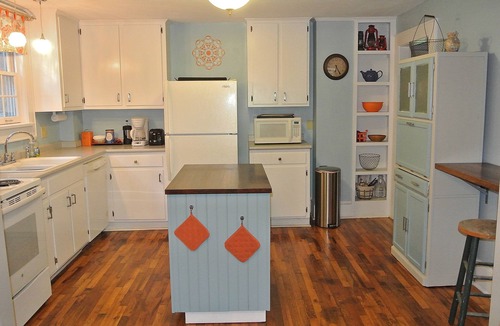 Hot Springs Cottage | River front home, walkable to Hot Springs Spa & downtown - Red Bridge Cottage