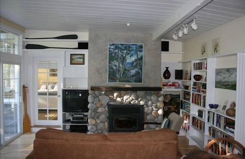 Jenner House | 'River Gardens' Riverfront on Private, Fully Fenced 3/4 Acre