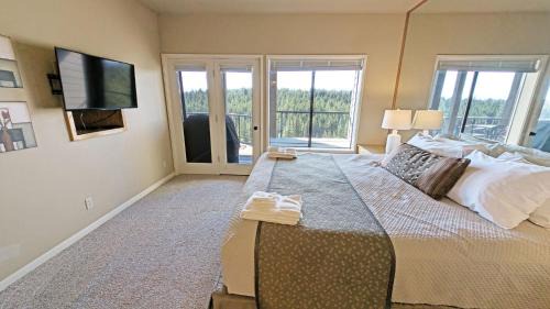 Century West Apartment | River Ridge 324A