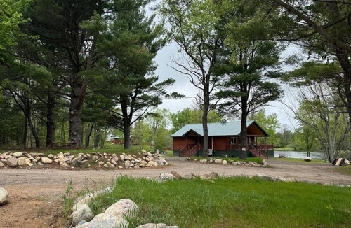 Paris Cabin | Riverfront Bear Cabin