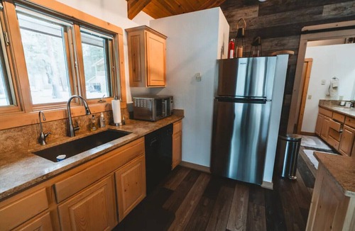 Grantsdale Cabin | Riverfront Cabin with Glamping Hut