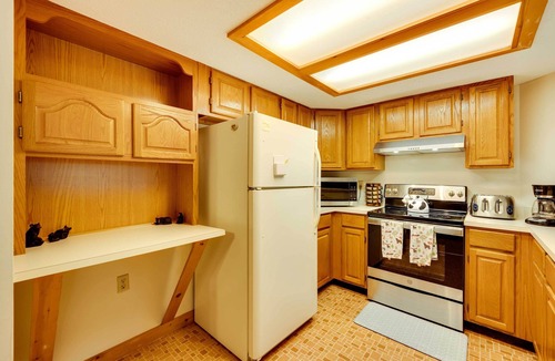 Lincoln Condo | Riverfront Lincoln Condo w/Patio + Pool Access!