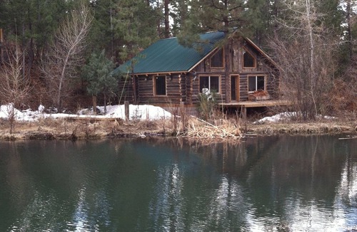 Questa Cabin | Riverfront Log Cabin, minutes away from your outdoor adventure