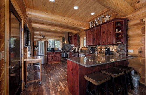 La Pine Cabin | Riverfront Log Cabin with Firepit in La Pine