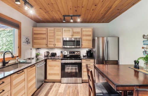 Woodville Cabin | River’s Edge accommodation in the Talbot River.