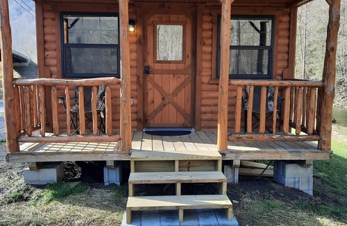 Corinne Cabin | Riverside log cabin in WV- 5 min from Pinnacle Creek Connector