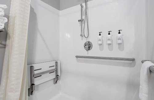 Chippewa Falls Hotel | Riverstone Suites by Cobblestone Hotels - Chippewa Falls
