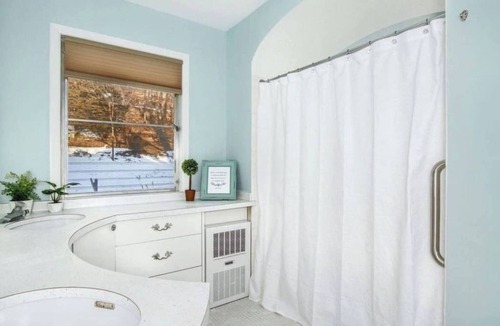 Fountain City Bed & Breakfast | Riverview Apartment - River Road Historic Home