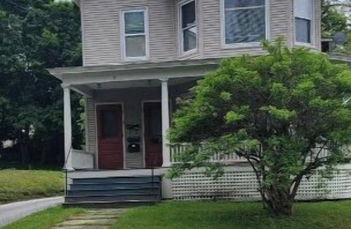 East Haven  Rutland County Apartment | Roberts ave. Immaculate Rental For Nurses Apt C