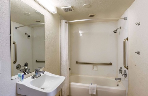 Metro North Corporate Park Hotel | Rodeway Inn Phoenix North I-17