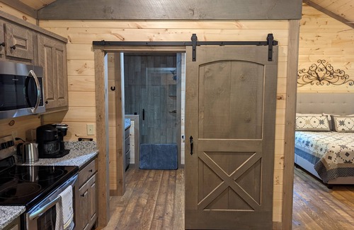 Cashes Valley Cabin | Romantic Cabin for 2, Hot Tub, wifi 10min from BR, hiking and waterfalls near