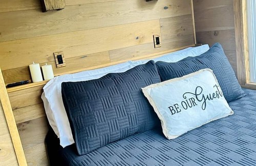 Log Cabin Cabin | Romantic Container with Jacuzzi Great for a Couples Retreat in Texas