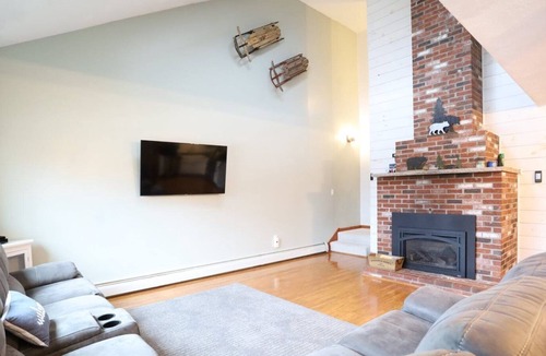 Woodstock Condo | Roomy White Mountain Condo close to Swimming Hole on Pemi River!