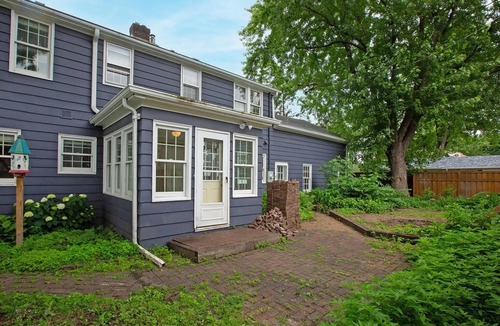 Falcon Heights House | Roseville City Home - Cozy Retreat