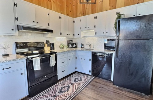 Plymouth House | RoundTop Chalet- Hot Tub, Grill, Hiking!