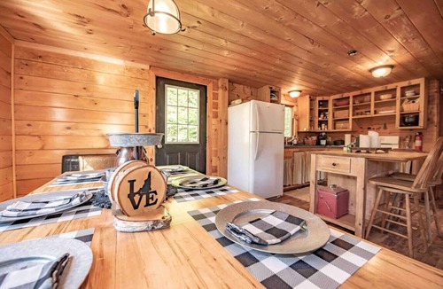 Canaan Apartment | Rustic 3BR Cabin OFF-GRID Cabin