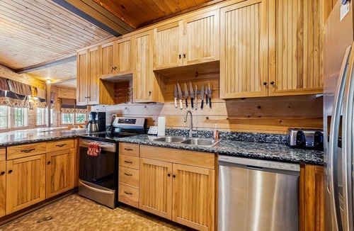 Government Camp Cabin | Rustic and Serene Cabin with Great Home Essentials, Close to Skiing