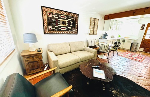 Historic Eastside Condo | Rustic charm meets comfort—king bed, AC, patio, walk 5 mins Canyon Rd, and Plaza