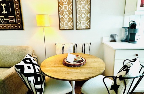 Historic Eastside Condo | Rustic charm meets comfort—king bed, AC, patio, walk 5 mins Canyon Rd, and Plaza