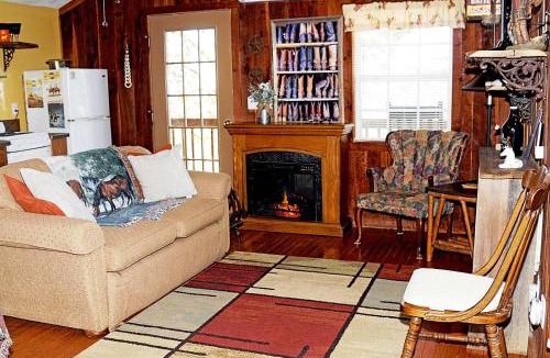 Sparta House | Rustic Elegance: Vintage Decor Cabin with Mountain Scenery in Sparta