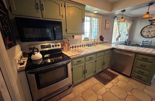 Brighton House | Rustic Luxe 4BR 2.5 Bath 1.5 Acres, in Heart of Brighton – Entire Spacious Home