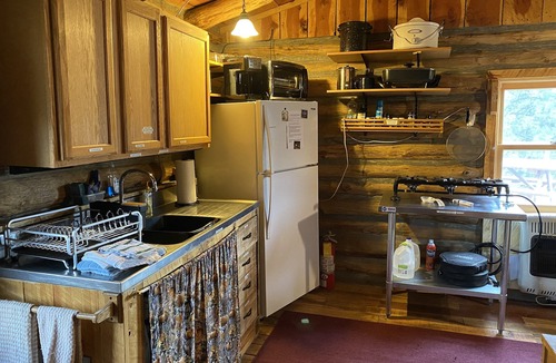 Gulnare Cabin | Rustic Oak Log Cabin in the Ponderosa Pines great for a quiet get away.