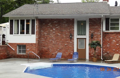 Athol House | RUSTIC RETREAT-2 story-inground pool and patio-fireplace-firepit-deck-wifi2 bath