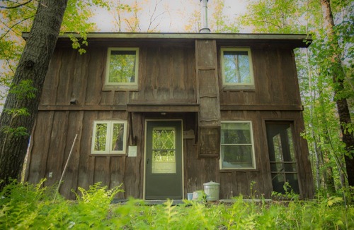 Finlayson Cabin | Rustic Two Level Tree Lodge Surrounded By The Forest With Fireplace And Fire Pit