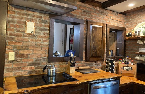 Montgomery Center House | Rustic Vermont Barn Home Near Jay Peak w/Pizza Oven