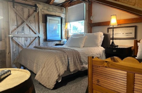 St. Johnsbury Cabin | Rustic Vermont Mountain Lodge Retreat/Fall & Winter Exclusive